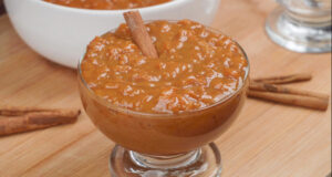 Sobremesa de doce de leite talhado em taça de vidro, decorada com um pau de canela, destacando a doçaria e sobremesas típicas de Goiás.